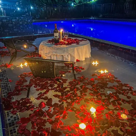 Salome Hotel *